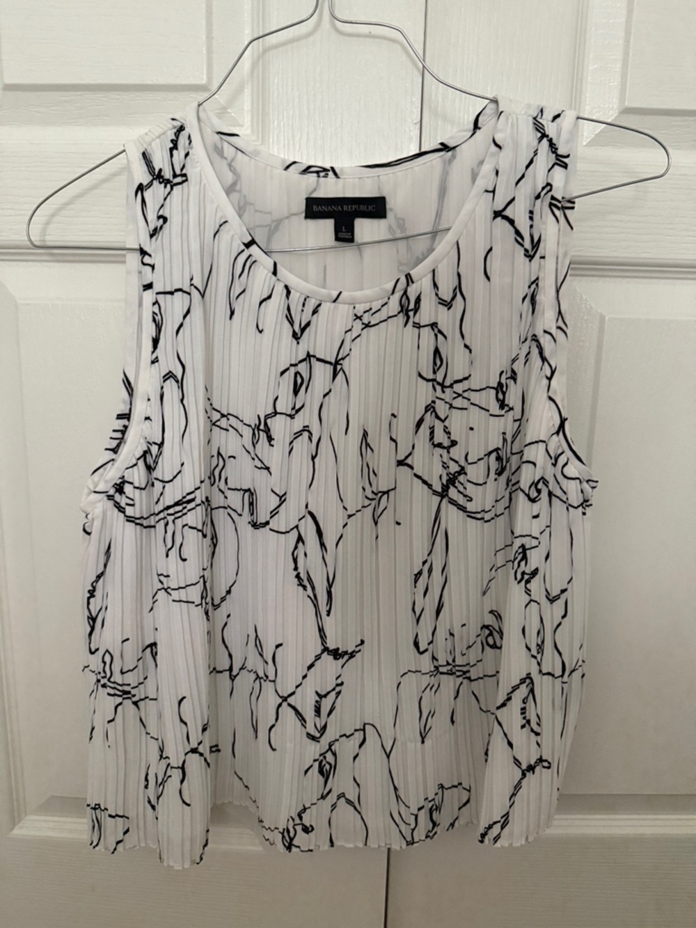 Banana Republic White Sleeveless Pleated Camisole with Black Abstract Lines